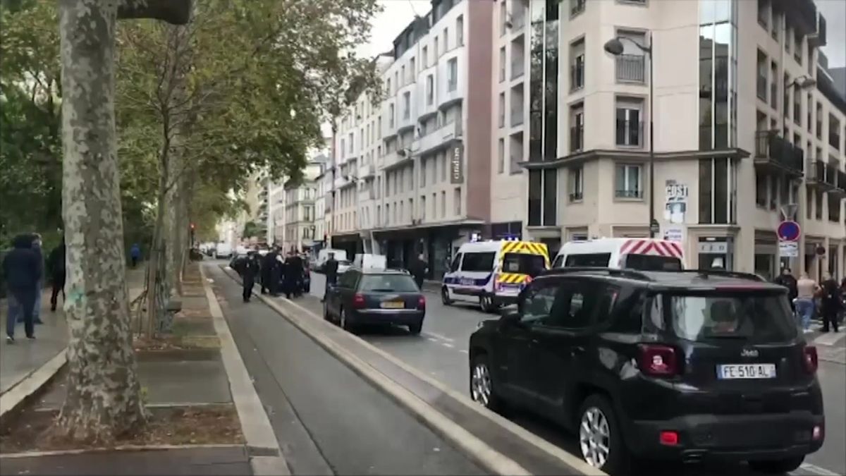 Po útoku v Paříži policie zadržela dva lidi. Dva pobodaní jsou v těžkém stavu